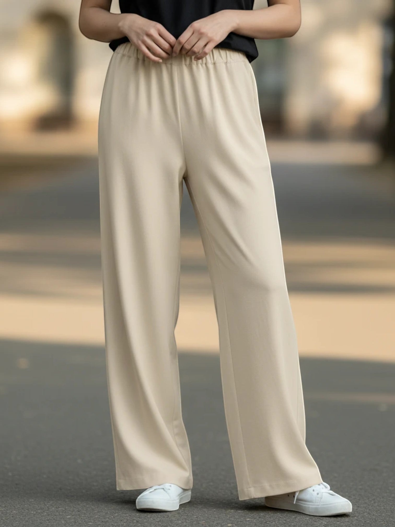 Max Mara beige linen and silk blend wide-leg casual pants with elasticated waistband and side pockets.